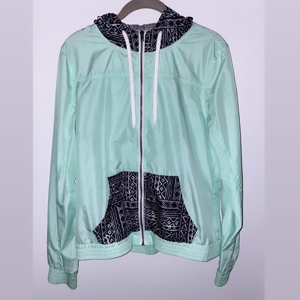 Zumiez Light Windbreaker 💚🖤